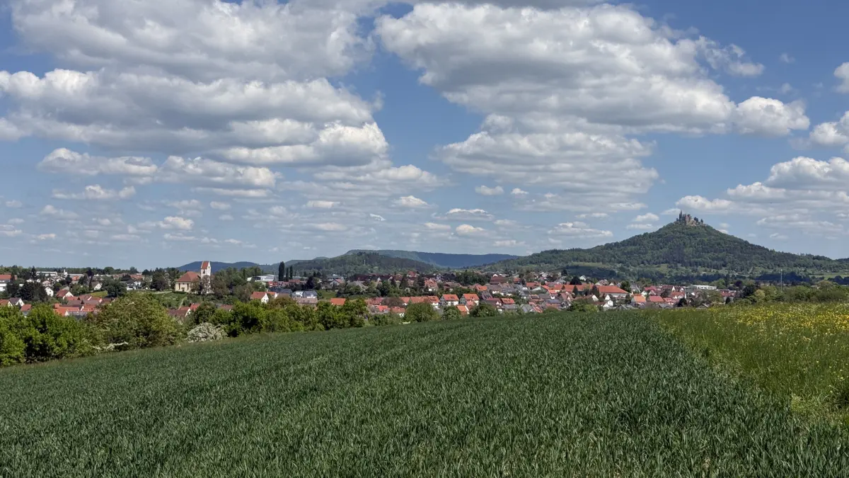 Mit Blick auf Bisingen sieht Gemeinderat Konrad Flegr auch Lichtblicke. Er hat, stellvertretend für das Gremium, die Haushaltsrede vorgetragen (Foto vom 12. Mai 2025 mit Blick auf Steinhofen und Burg Hohenzollern).