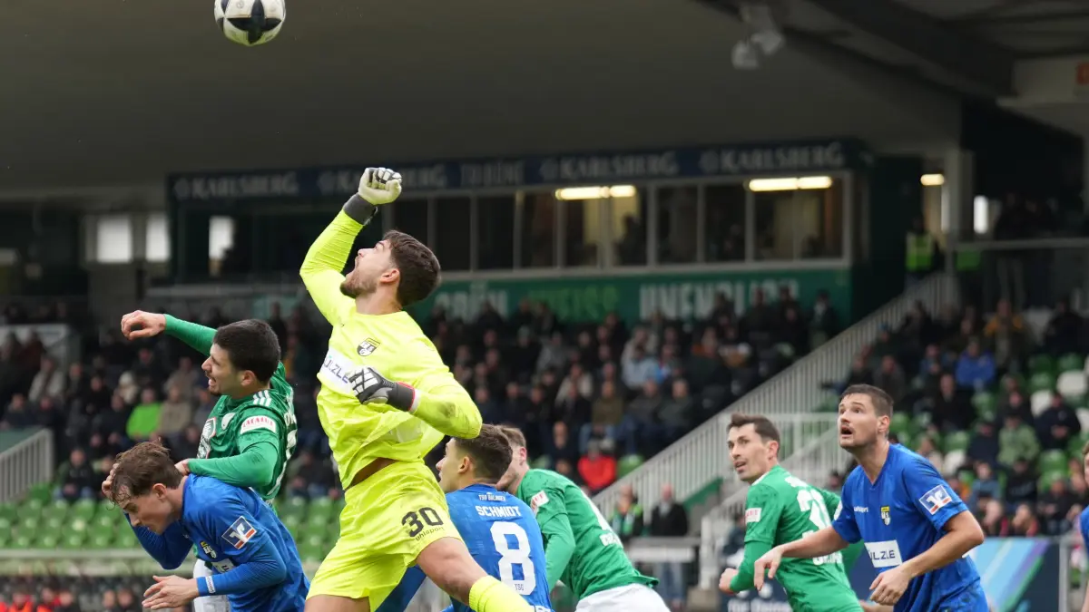 Regionalliga Südwest | Saison 2025/26 | 21. Spieltag:
FC 08 Homburg (grün-weiß) gegen TSG Balingen (blau-blau)
Im Bild: Elvin Kovac
