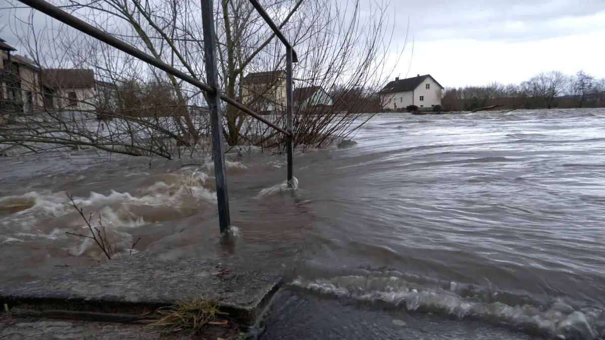 In einigen Regionen Ober und Mittelfrankens kam es bei Plusgraden und Regen zu einem starken Tauwetter. Damit verbunden : In einigen Regionen Ober und Mittelfrankens kam es bei Plusgraden und Regen zu einem starken Tauwetter. Damit verbunden waren deutliche Anstiege der Flüsse. An einigen Flüssen wurde die Meldestufe 3 überschritten. Der Fluss Regen in Cham überschritt dabei deutlich die Meldestufe 3. Straßen wurden überflutet und mussten gesperrt werden. Nicht jeder Autofahrer hielt sich daran. Nach wenigen Metern war jedoch Schluss Ð PKW Fahrer mussten umdrehen. Parkplätze und Spielplätze wurden ebenfalls gesperrt. Mit dem Höhepunkt wird in den kommenden Nachtstunden gerechnet. Cham Bayern Deutschland *** In some regions of Upper and Central Franconia, there was a heavy thaw with plus temperatures and rain This was associated with significant rises in the r
