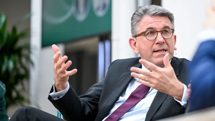 Kulturstaatsminister will „Tiktok auf die Finger klopfen“