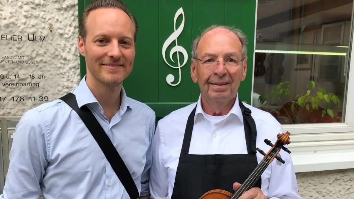 Rolf Eckstein (rechts) mit Matthias Honeck von den Wiener Symphonikern vor dem Geigenbauatelier Ulm.