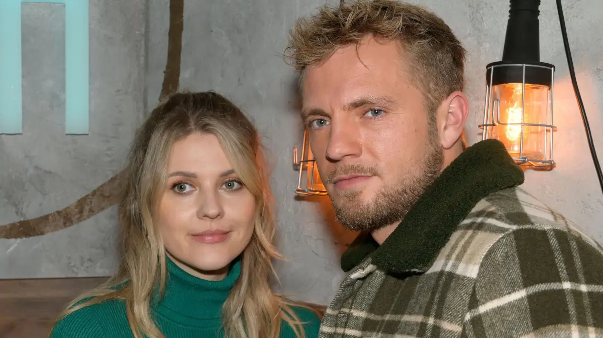 Alicia (Josefin Bressel) und Paul (Niklas Osterloh) möchten zusammenziehen. Doch ihr fehlt das nötige Geld.