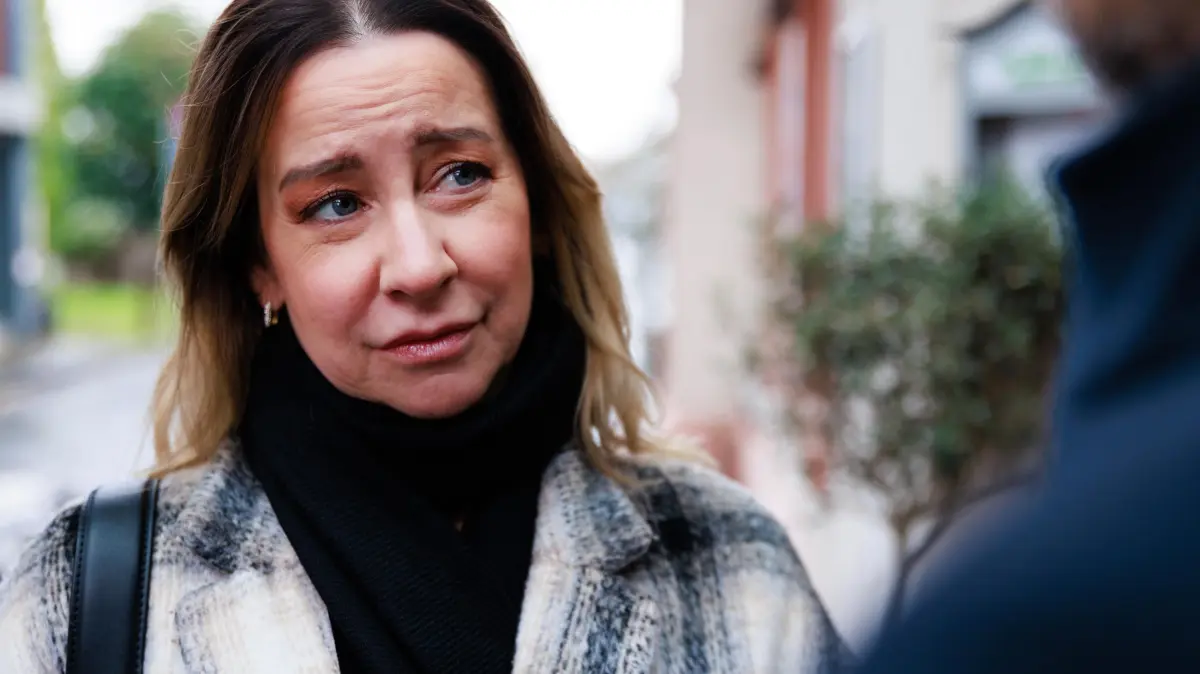 Im Gegensatz zu Ferhat bezweifelt Ute (Isabell Hertel), dass Dana keine Gefühle mehr für ihn hat (Bild aus Folge 7820).