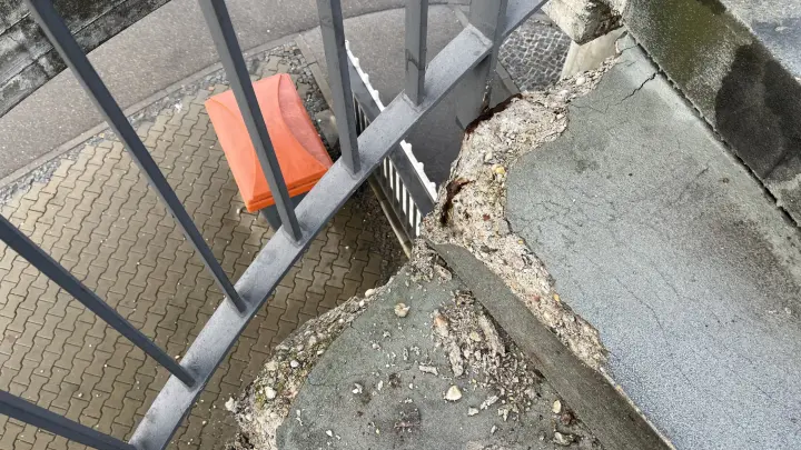 Am Steg über die Bahn bröckelt es, aber gesperrt ist nicht