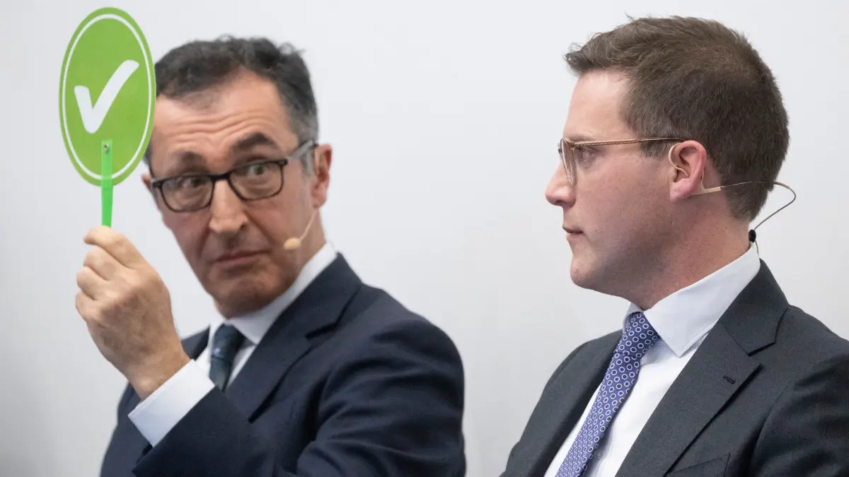 Spitzenkandidaten zur Landtagswahl in Baden-Württemberg: ARCHIV - 13.11.2025, Baden-Württemberg, Stuttgart: Die Spitzenkandidaten zur Landtagswahl in Baden-Württemberg, Manuel Hagel (CDU, r), und Cem Özdemir (Bündnis 90/Die Grünen) sitzen bei einer Veranstaltung der BWIHK auf der Bühne. Vor der Landtagswahl 2026 brachte der Baden-Württembergische Industrie- und Handelskammertag (BWIHK) die Spitzenkandidaten bei einer Veranstaltung zusammen. (zu dpa: «Sechs Gründe, warum die Landtagswahl eine besondere ist») Foto: Marijan Murat/dpa +++ dpa-Bildfunk +++