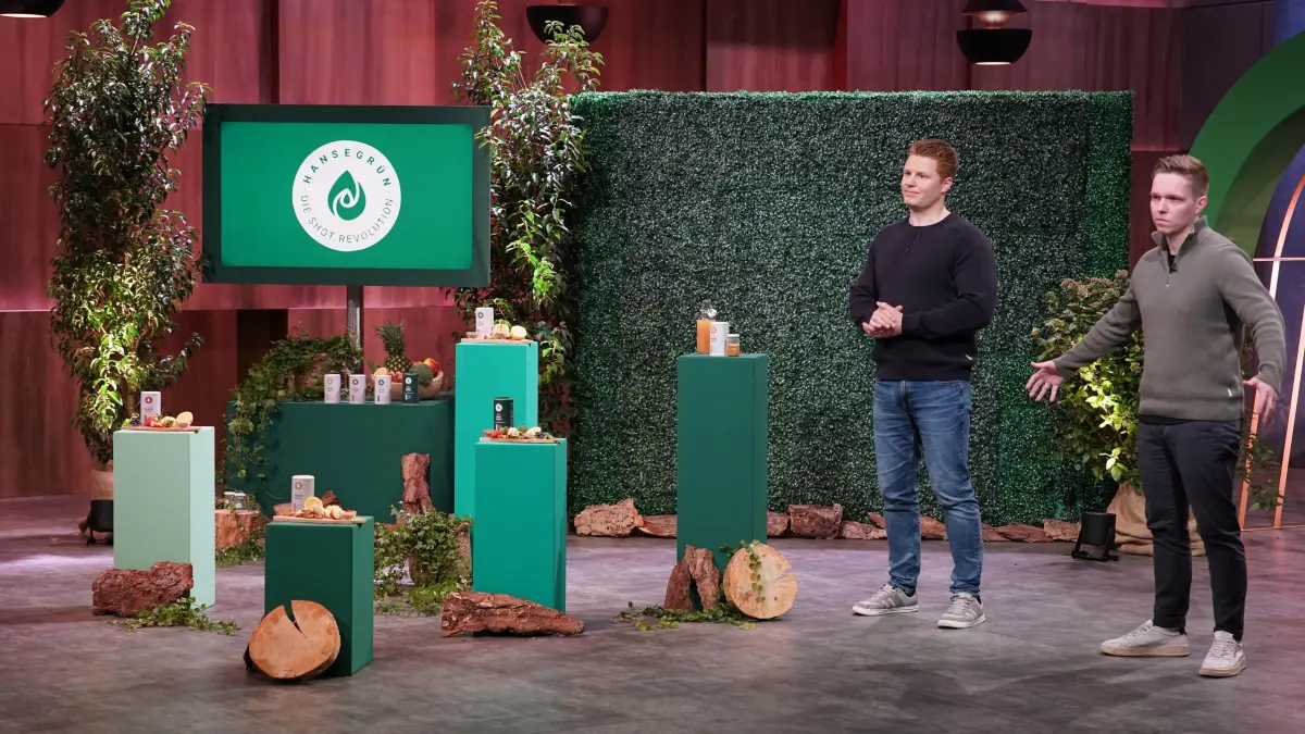 Lukas Jordan (l.) und Till Soll pitchen am 2. März 2026 in „Die Höhle der Löwen“ ihr Produkt Streamcheck.