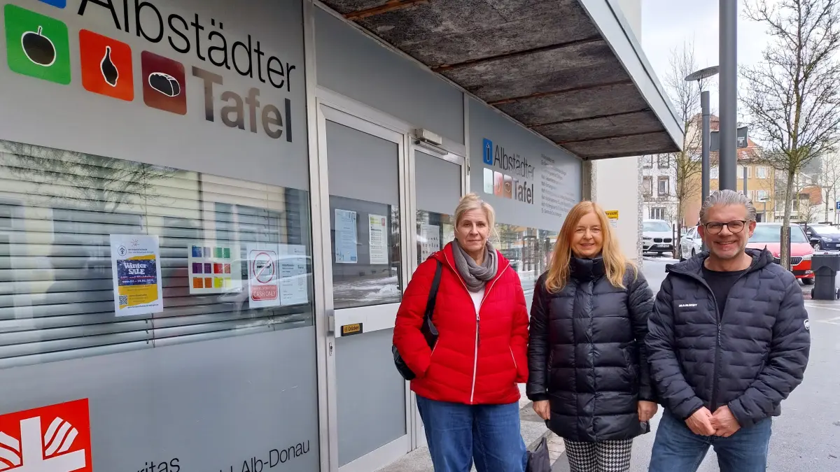 Berichten von einen hohen Kundenzustrom im Albstädter Tafelladen (von links): Marktleiterin Ingrid Wess, Monika Hipp, Stabsstelle Kommunikation/Fundraising bei der Caritas Schwarzwald-Alb-Donau und Volker Reinauer, Leiter Caritasdienste Teilhabe, Wohnen und Nachhaltigkeit