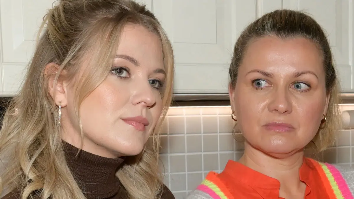 Alicia (Josefin Bressel) ist stolz auf ihre Mutter Sabine (Jessica Boehrs).