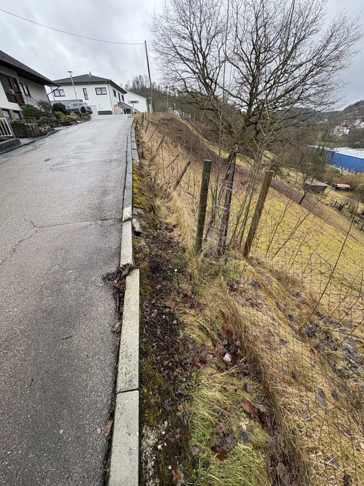 Überblick über die Hangkante der Feldäckerstraße.