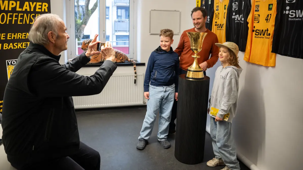 Pokal bestaunen bei den Tigers Tübingen