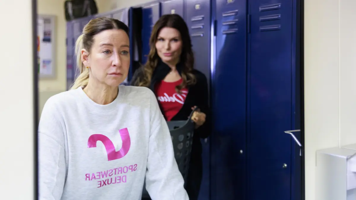 Ute (Isabell Hertel, l.) quält das schlechte Gewissen. Soll sie Ferhat alles erzählen? Rechts Britta (Tabea Heynig)
