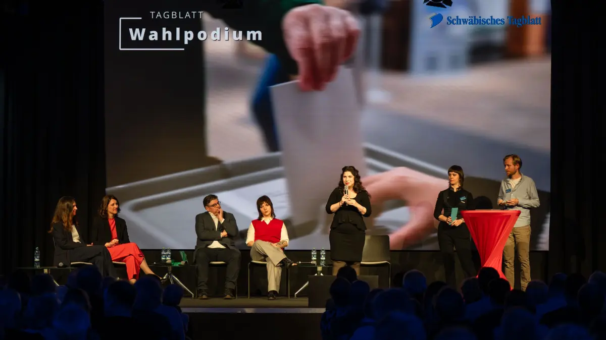Tagblatt-Wahlpodium zur Landtagswahl in Baden-Württemberg 2026 im Sparkassen-Carré (von links): Diana Arnold (CDU), Dorothea Kliche-Behnke (SPD), Daniel Lede Abal (Bündnis 90/die Grünen), Katharina Poppei (die Linke), Irene Schuster (FDP), Redakteurin und Moderatorin Miri Watson, Redaktionsleiter und Moderator Moritz Siebert