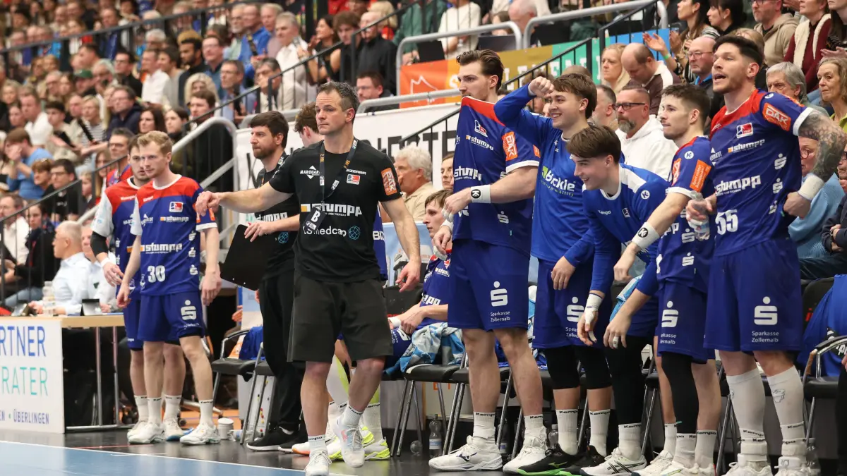 Cheftrainer Matthias Flohr (HBW Balingen-Weilstetten) gibt Anweisungen, gestikuliert mit den Armen, gesticulate, gives instructions , Gestik / Geste / coach gives instructions, gesticulates with arms, gives instructions
HBW Balingen Weilstetten - VFL Luebeck-Schwartau, Handball 2.Bundesliga, 20.Spieltag, Saison 2025/2026, 20.02.26
Foto: Eibner-Pressefoto/Thiemann Kirsten