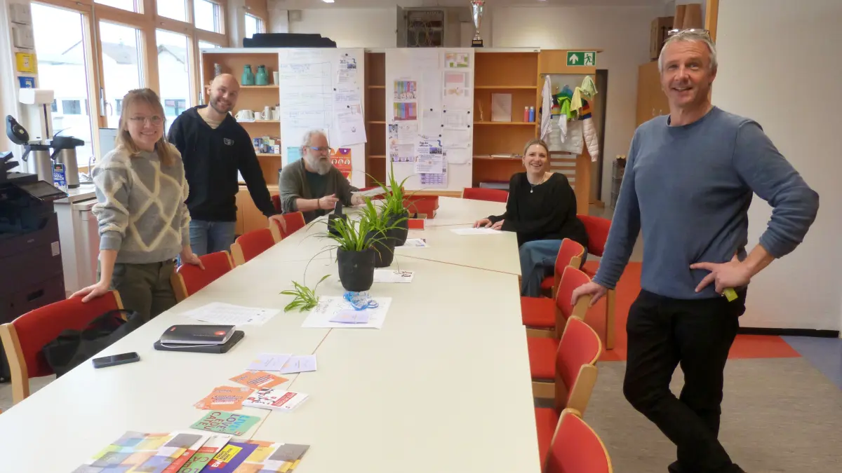 Schulleiter Rainer Brandner (rechts) und ein paar seiner Kolleginnen und Kollegen im Lehrerzimmer der ehemaligen Stettener Werkrealschule. Sie freuen sich, am Freitag die Weiherschule der Öffentlichkeit vorstellen zu können. Foto: Kost