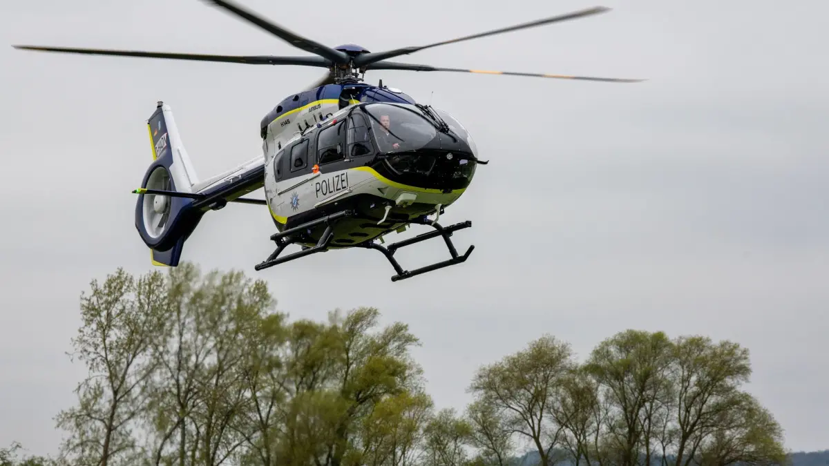 Polizeihubschrauber: SCREENSHOT - 20.04.2023, Bayern, Donauwörth: Ein Hubschrauber vom Typ Airbus H145 in den Farben der bayerischen Polizei fliegt am Werksflugplatz von Aibus Helicopters. (zu dpa: «Fahrraddiebe fliehen von Klinikdach - Suche per Hubschrauber») Foto: Stefan Puchner/dpa +++ dpa-Bildfunk +++
