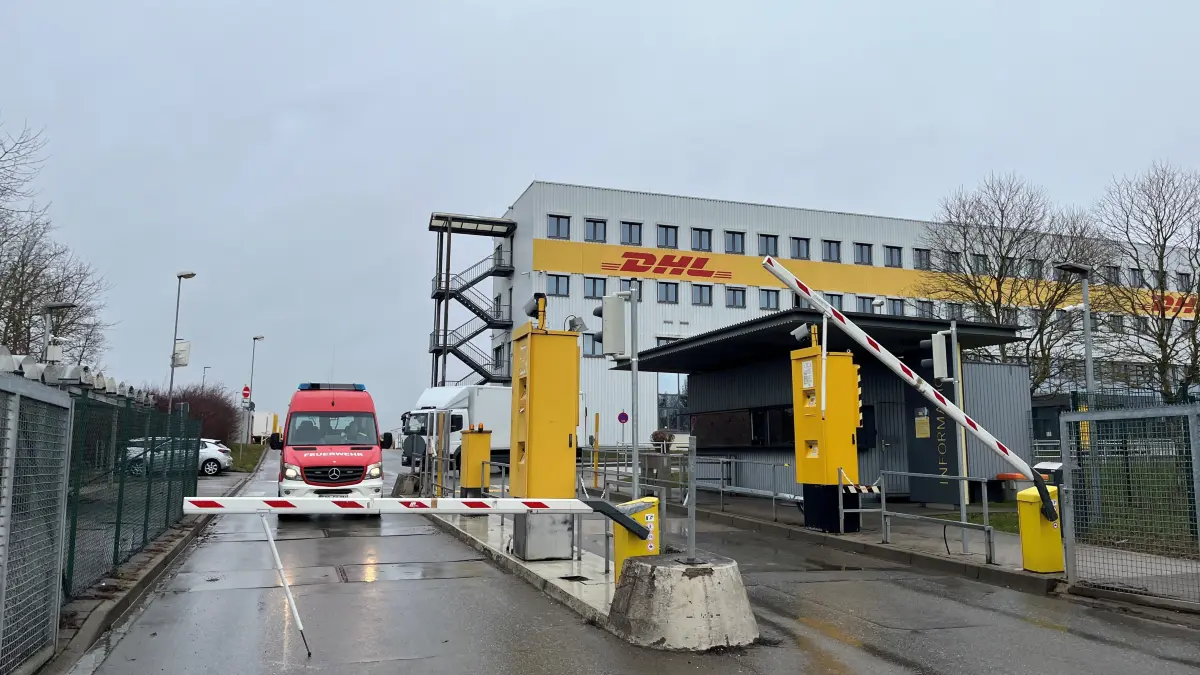 Die Feuerwehr rückt vom Eutinger Paketzentrum ab.