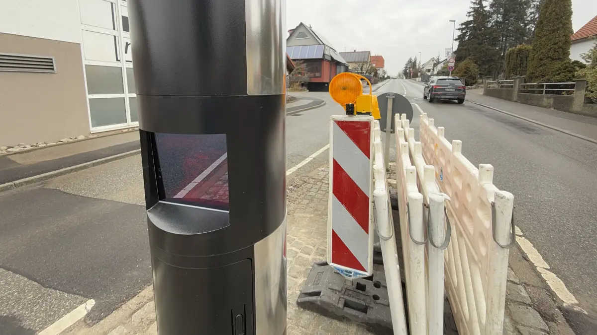 Der stationäre Blitzer auf Höhe des Edekas an der Heidelbergstraße in Bisingen kurz vor der Inbetriebnahme (das Foto entstand am 11. Februar 2025).