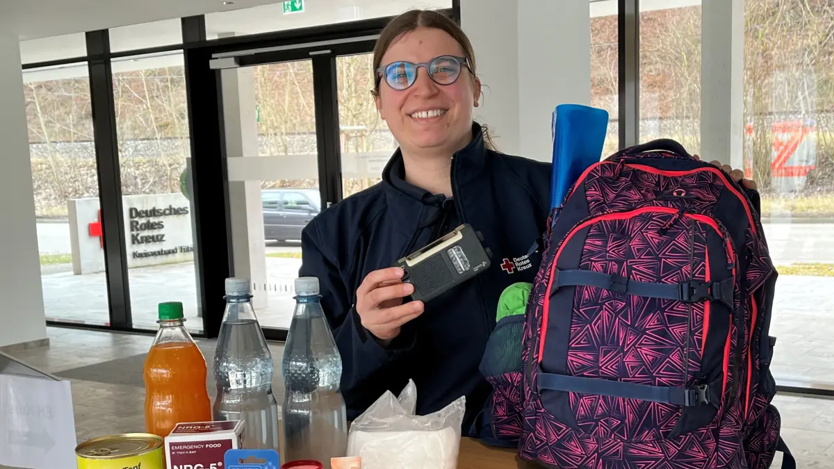 Anne Pegios vom DRK Tübingen mit ihrem Notfallrucksack