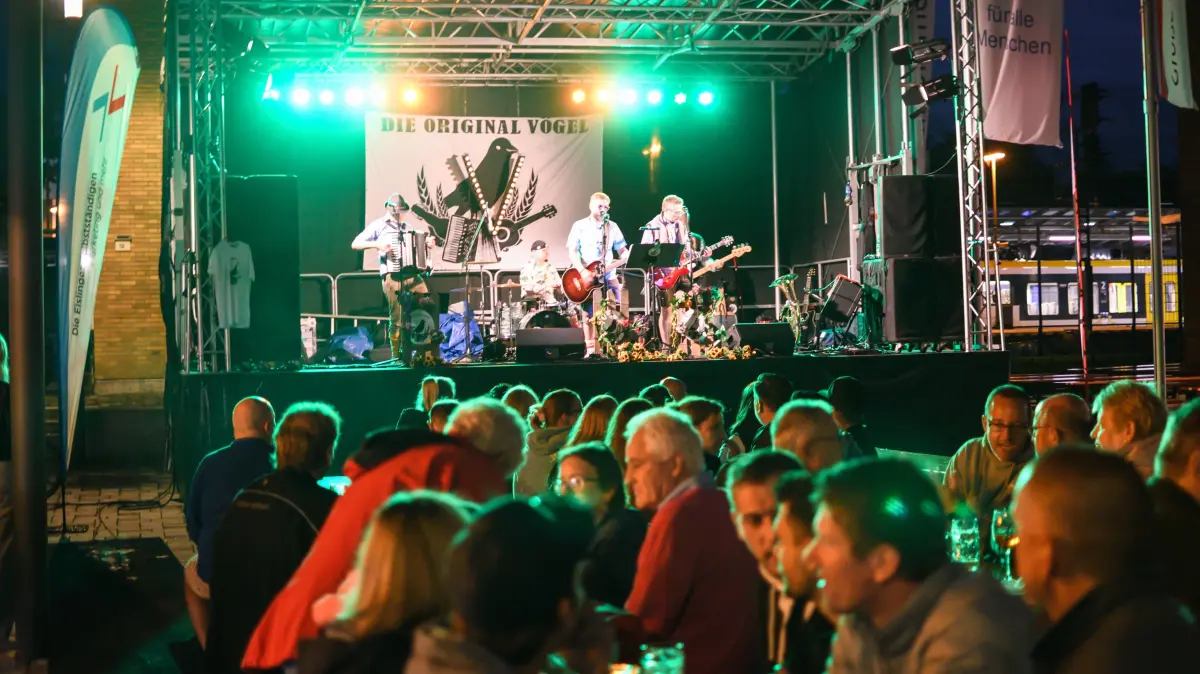 „Die Original Vögel" haben schon 2024 beim Eislinger Mitt(e)sommerfest für Stimmung gesorgt. Sie sollen auch im Juni 2026 auftreten.