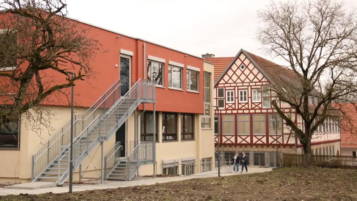 Die Wilhelm-Sandberger-Schule in Honhardt erstrahlt nach der Sanierung in neuem Glanz.