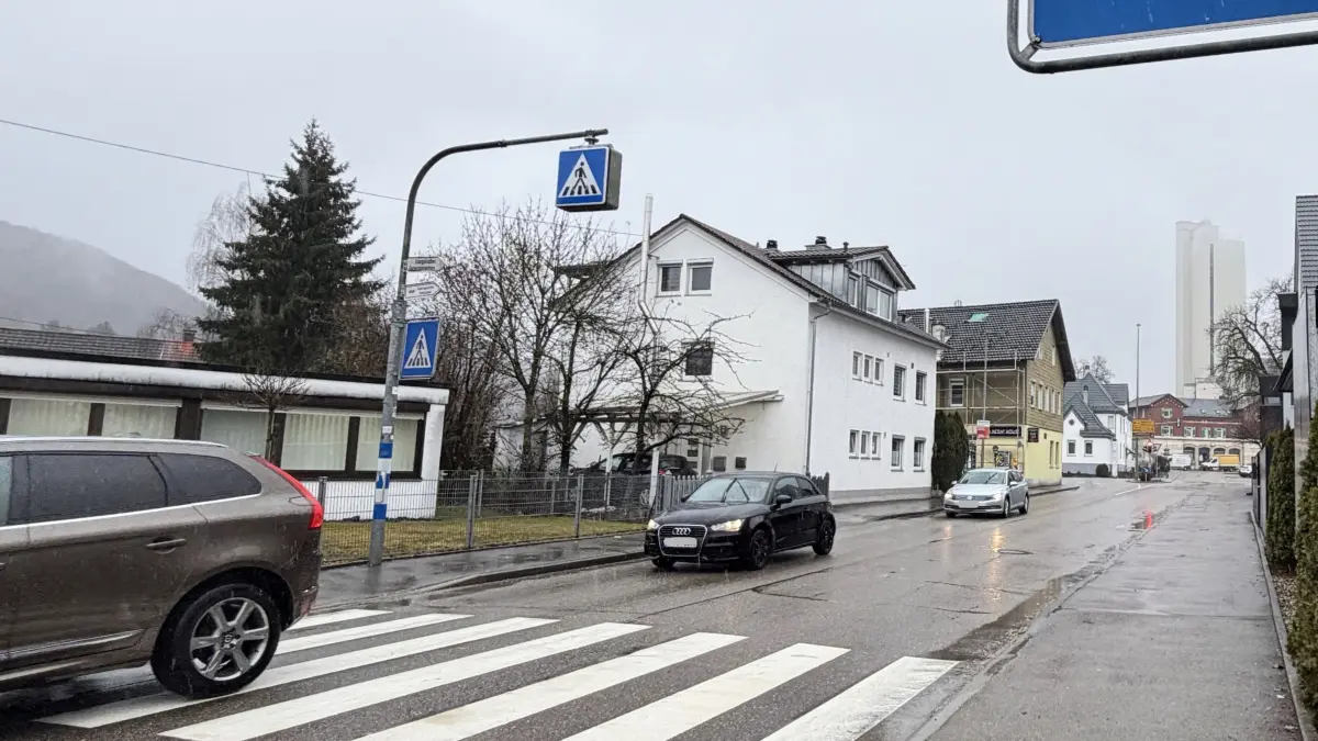 Eine Gefahrenstelle? Der Zebrastreifen in der Schelklinger Bahnhofstraße ist vor allem morgens durch einen Rückstau nur schwer