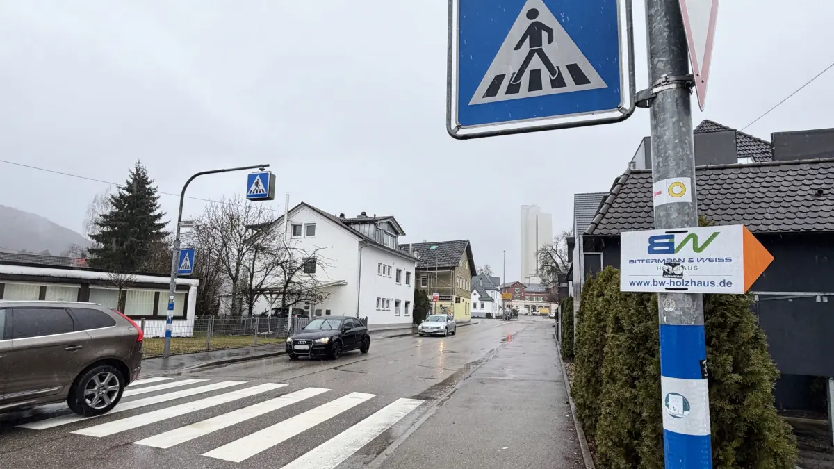 Eine Gefahrenstelle? Der Zebrastreifen in der Schelklinger Bahnhofstraße ist vor allem morgens durch einen Rückstau nur schwer
