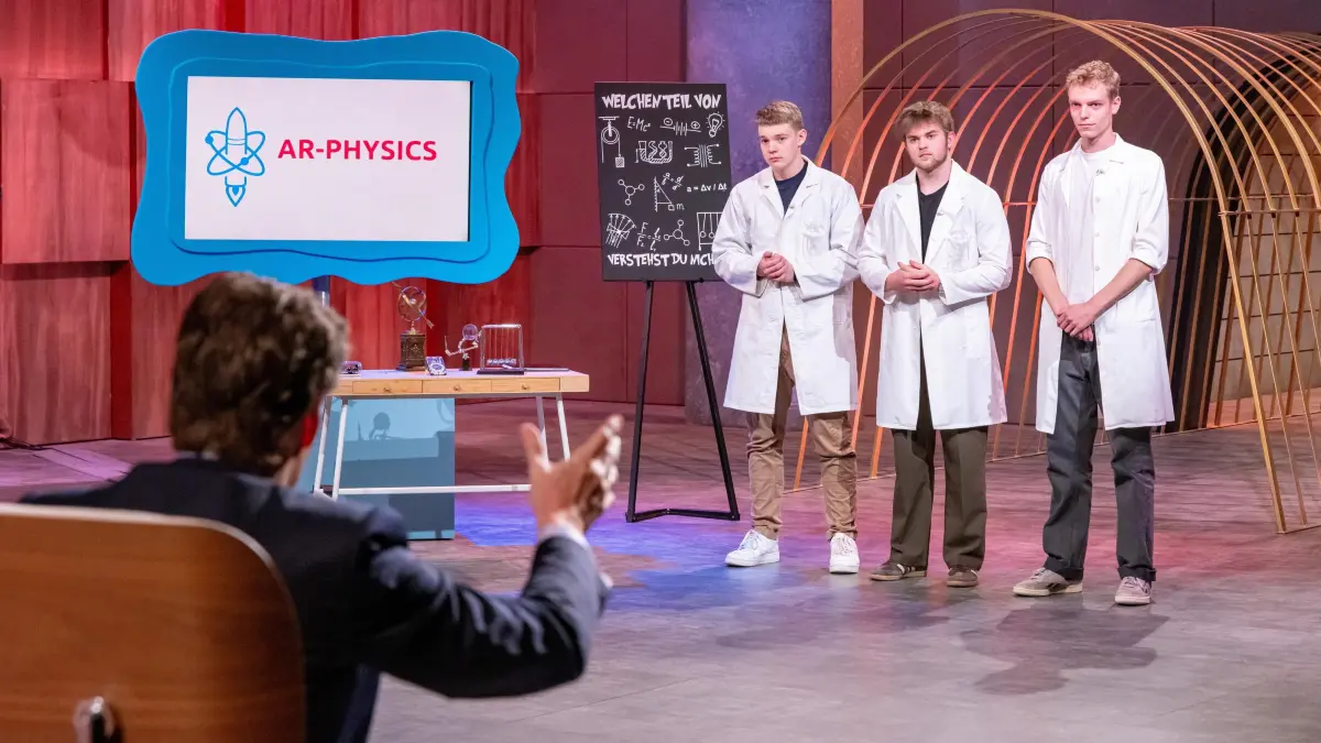 V.l.: Felix Lachtrup (l.), Philipp Siedhoff (M.) und Jost Reelsen (r.) pitchen am 2. März 2026 in „Die Höhle der Löwen“ ihr Produkt AR-Physics.