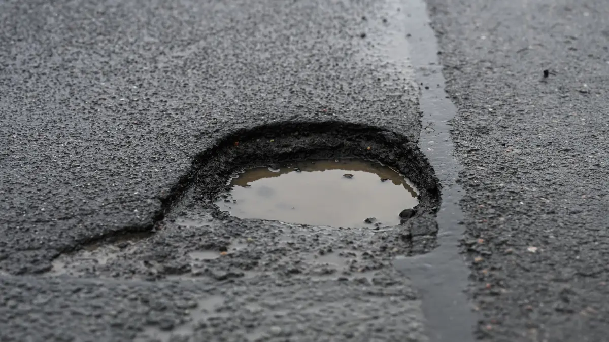 Schlaglöcher in Rheinland-Pfalz: PRODUKTION - 19.02.2026, Rheinland-Pfalz, Mainz: Ein Schlagloch ist auf einer Straße in Mainz. (zu dpa: «Nach dem Frost klaffen Schlaglöcher auf maroden Straßen») Foto: Michael Brandt/dpa +++ dpa-Bildfunk +++