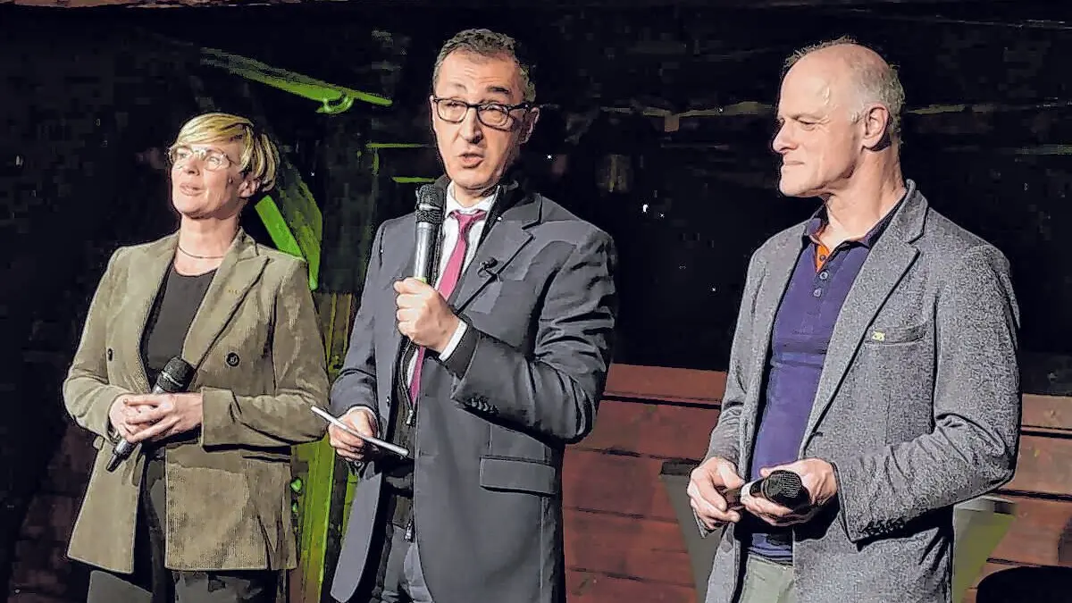 Bei einer Wahlkampfveranstaltung von Cem Özdemir und Grünen-Landtagskandidatin Cindy Holmberg in Metzingen sorgte vor kurzem ein brennender Gegenstand für Aufregung.