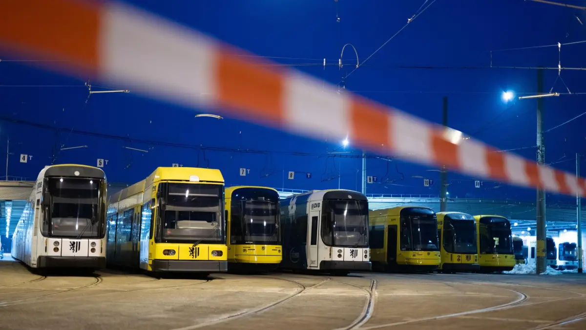 Warnstreiks im öffentlichen Nahverkehr: ARCHIV - 02.02.2026, Sachsen, Dresden: Straßenbahnen der Dresdner Verkehrsbetriebe (DVB) stehen im Betriebshof Trachenberge hinter einem Absperrband. (zu dpa: «ÖPNV-Warnstreik in Sachsen, Sachsen-Anhalt und Thüringen») Foto: Sebastian Kahnert/dpa +++ dpa-Bildfunk +++