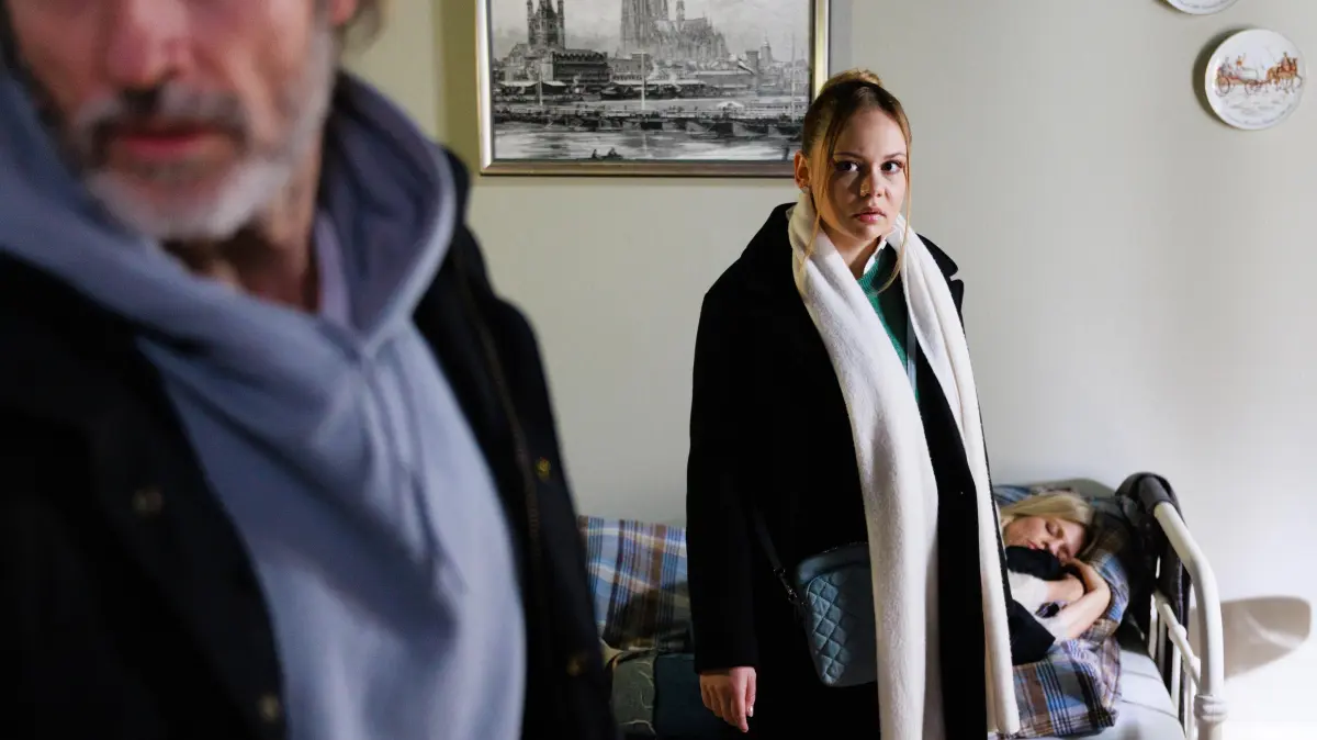 Ronja (Theresa Traser, M.) wird klar, dass der Fall eine Familientragödie zu sein scheint. Links Jori (Guido Broscheit), rechts Patrizia (Miriam Lahnstein)