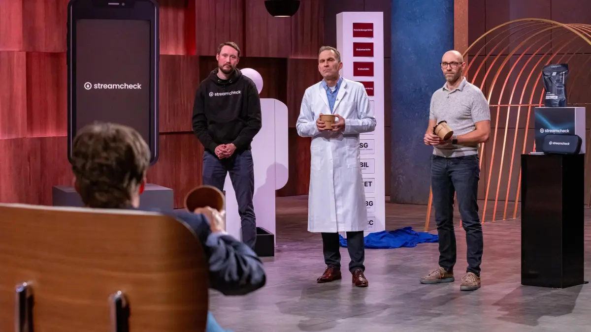 V.l.: Sebastian Janus (l.), Stefan Siemer (M.) und Sebastian Heidrich (r.) pitchen am 2. März 2026 in „Die Höhle der Löwen“ ihr Produkt Streamcheck.