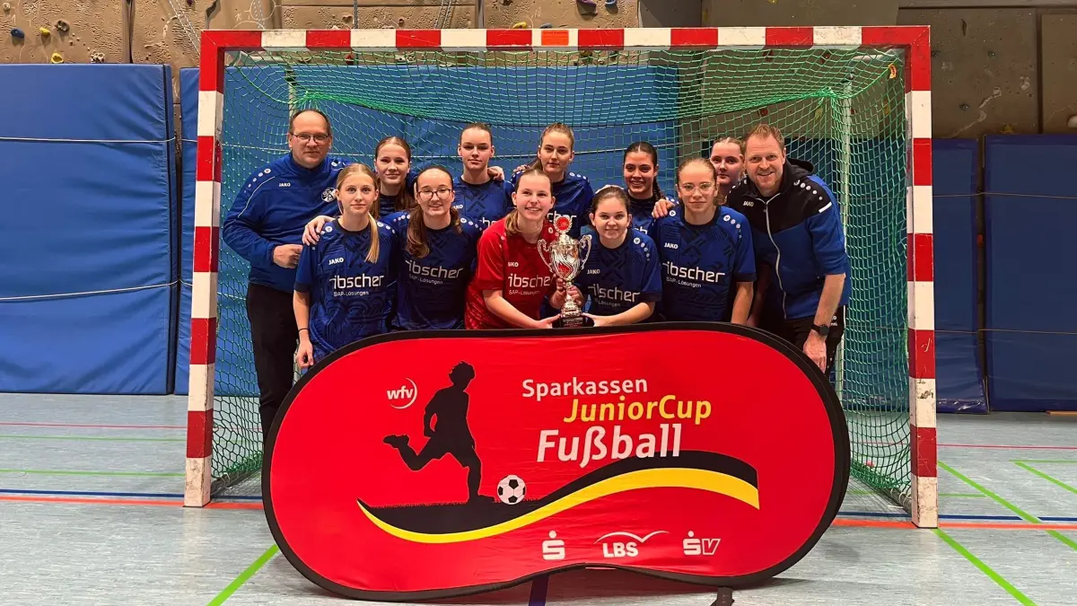 Die B-Juniorinnen der SG Altheim feiern Vizemeisterschaft in der Halle.