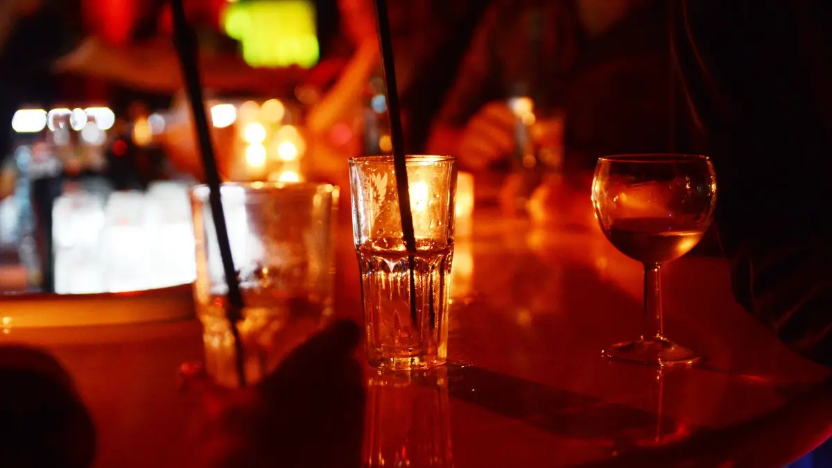 Influencer mit Alkohol steigern Trinkverlangen