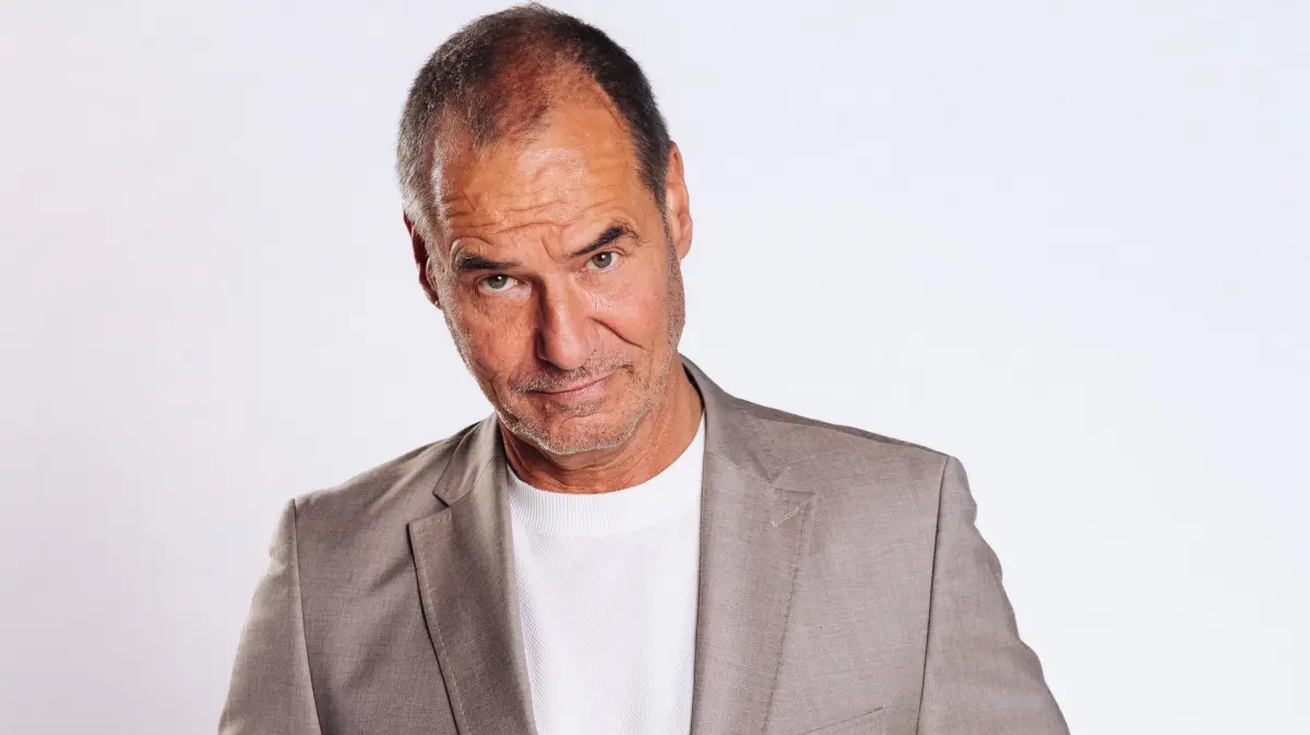 Richard Silvan Pierre Leirich) versucht Gabriella (Bianca Hein) von Neles Talent zu überzeugen, doch die Entscheidung über ihre Förderung bleibt ungewiss.