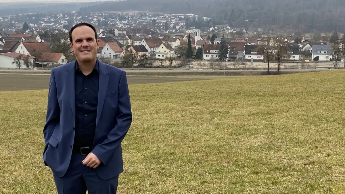 Michael Preis am Siegentalweg mit Blick auf Allmendingen. Er ist viel mit dem Fahrrad unterwegs.