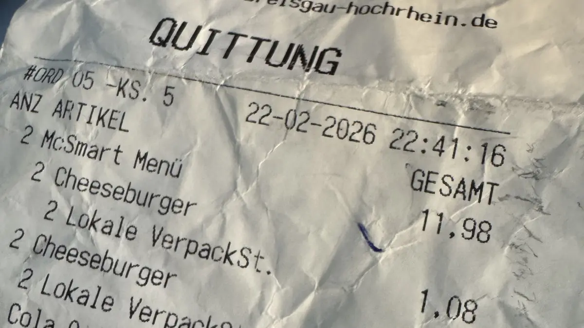 Der Blick auf die Rechnung zeigt, wie die Freiburger Verpackungssteuer zu Buche schlägt.