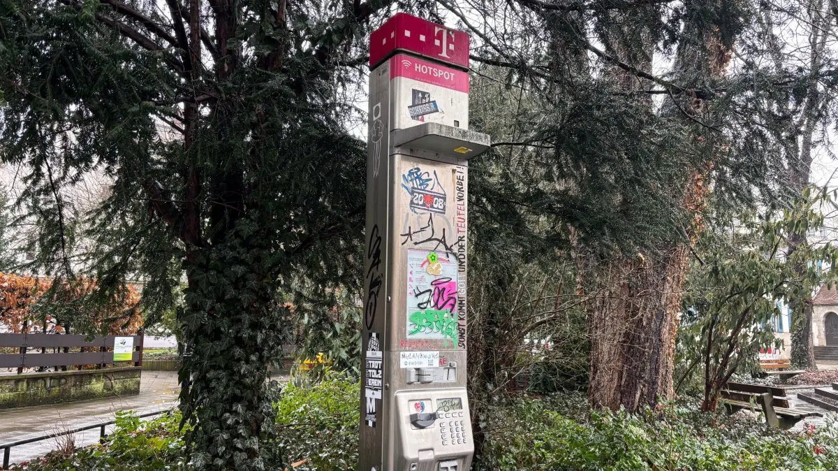 In der Frauenstraße steht noch eine alte Telefonstele.