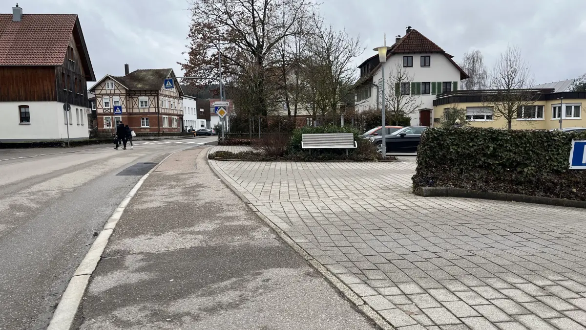 Im Bereich des Parkplatzes der Gaildorfer VR-Bank-Filiale wurde vergangene Woche ein schwer verletzter Mann aufgefunden. Er verstarb kurz darauf im Krankenhaus.