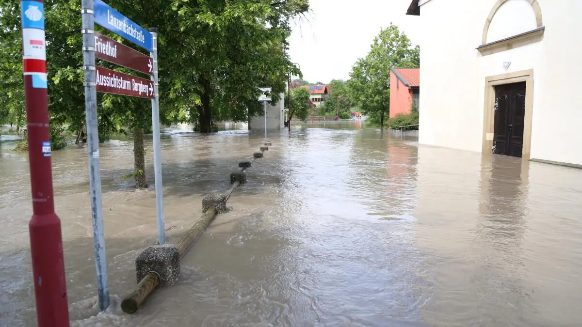 Bis zu 70 Zentimeter hoch steht das Wasser in der Ortsmitte von Oberspeltach.