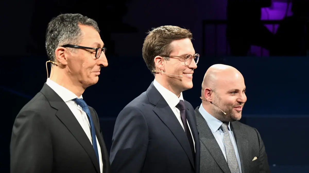 Vor der Landtagswahl: SWR-Triell mit CDU, Grünen und AfD: 24.02.2026, Baden-Württemberg, Stuttgart: Die Spitzenkandidaten zur Landtagswahl, Cem Özdemir (Grüne, l-r), Manuel Hagel (CDU) und Markus Frohnmaier (AfD) treffen beim Triell aufeinander. Am 8. März wird in Baden-Württemberg ein neuer Landtag gewählt. Foto: Bernd Weißbrod/dpa +++ dpa-Bildfunk +++