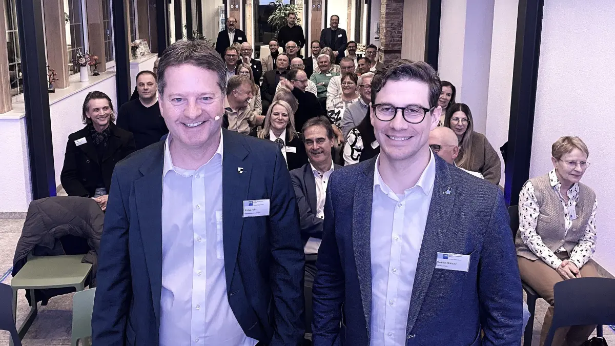 Bei der IHK-Podiumsdiskussion zur Bürgermeisterwahl in der Hechinger Orangerie: Publikum, Bürgermeister Philipp Hahn und Matthias Miklautz, der Leiter der IHK-Geschäftsstelle Zollernalbkreis.