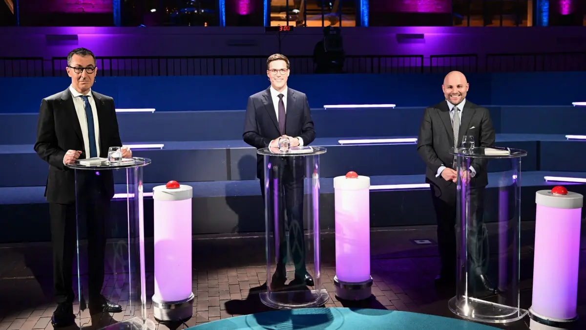 Vor der Landtagswahl: SWR-Triell mit CDU, Grünen und AfD: 24.02.2026, Baden-Württemberg, Stuttgart: Die Spitzenkandidaten zur Landtagswahl, Cem Özdemir (Grüne, l-r), Manuel Hagel (CDU) und Markus Frohnmaier (AfD) treffen beim Triell aufeinander. Am 8. März wird in Baden-Württemberg ein neuer Landtag gewählt. Foto: Bernd Weißbrod/dpa +++ dpa-Bildfunk +++