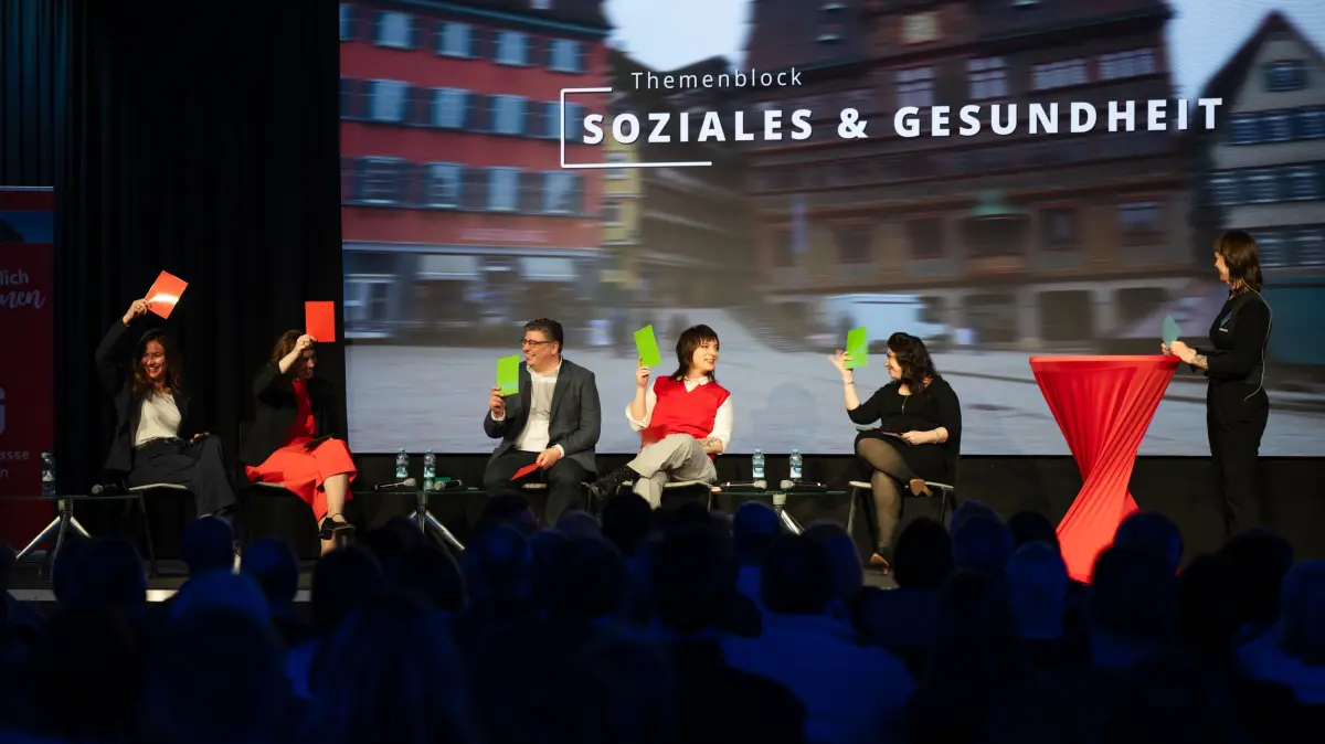 Tagblatt-Wahlpodium zur Landtagswahl in Baden-Württemberg 2026 im Sparkassen-Carré (von links): Diana Arnold (CDU), Dorothea Kliche-Behnke (SPD), Daniel Lede Abal (Bündnis 90/die Grünen), Katharina Poppei (die Linke), Irene Schuster (FDP), Redakteurin und Moderatorin Miri Watson