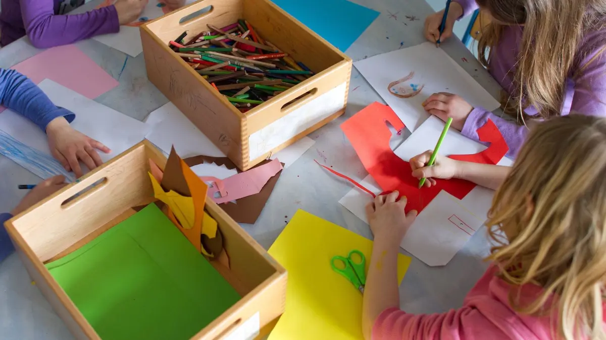 Ganztagsbetreuung für Grundschüler: ARCHIV - 05.07.2022, Baden-Württemberg, Mannheim: Grundschülerinnen sind in einem Kinderhort mit Bastelarbeiten beschäftigt. Von 2026 an sollen alle Grundschulkinder das Recht auf eine ganztägige Betreuung haben. (zu dpa: «Nachmittags in den Hort? 150.000 Plätze im Westen fehlen») Foto: Uwe Anspach/dpa +++ dpa-Bildfunk +++
