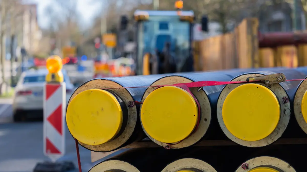 Fernwärme in der Stadt: 25.02.2026, Nordrhein-Westfalen, Essen: Fernwärmerohre liegen auf einer Straße vor Beginn der Arbeiten am Fernwärmenetz. Foto: Rolf Vennenbernd/dpa +++ dpa-Bildfunk +++