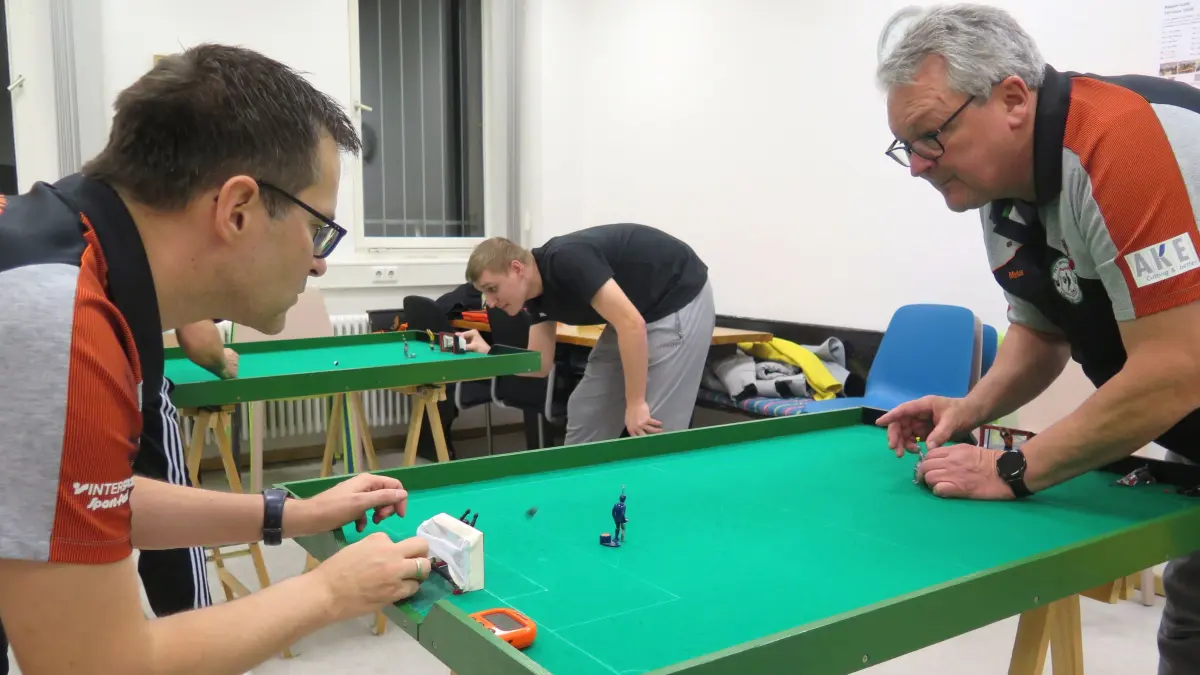 Volle Konzentration - gleich fliegt der Ball.