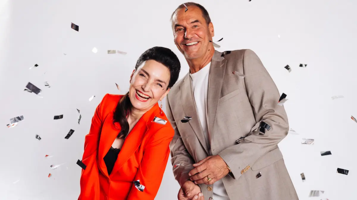 Richard (Silvan Pierre Leirich) und Simone (Tatjana Clasing) stehen zwischen Verantwortung und alten Erinnerungen. Doch dann macht Simone Richard eine Überraschung.