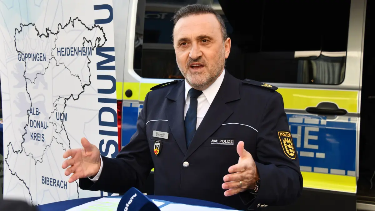 Polizeivizepräsident Aşkin Bingöl bei der Vorstellung der Polizeilichen Kriminalstatistik 2025 für den Bereich des Polizeipräsidiums Ulm.