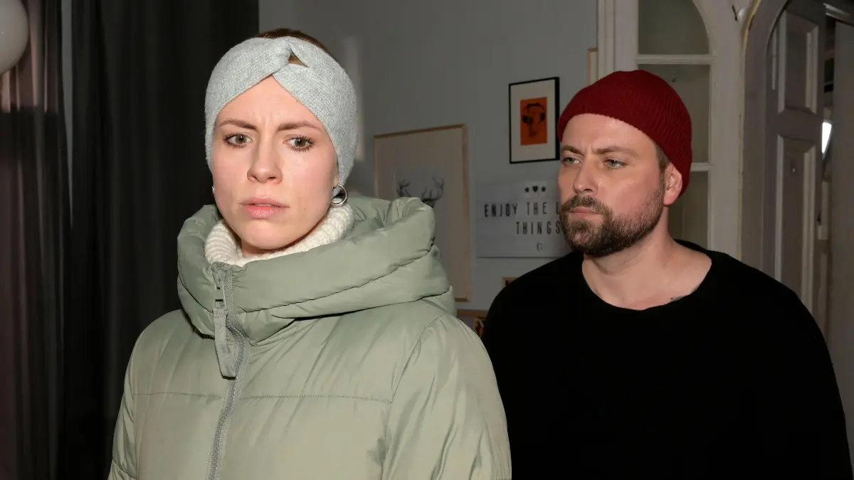 Zoe (Lara Dandelion Seibert) und John (Felix von Jascheroff) suchen nach ihrer Tochter Clara.